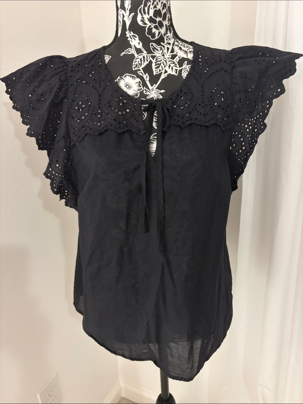 Nine West Black Eyelet Flutter-Sleeve Tie-Neck Top